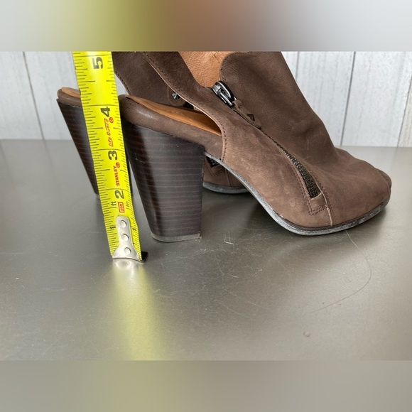 Gentle Souls Womens 8.5 Brown Comfort Block Peep Toe Heels Sandals - Picture 5 of 7